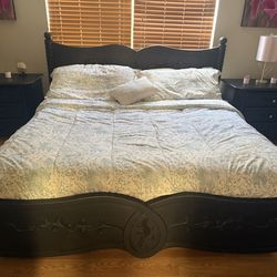 Cama king y dos nocheros ,