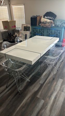 Table and Chairs   move out sale! !!