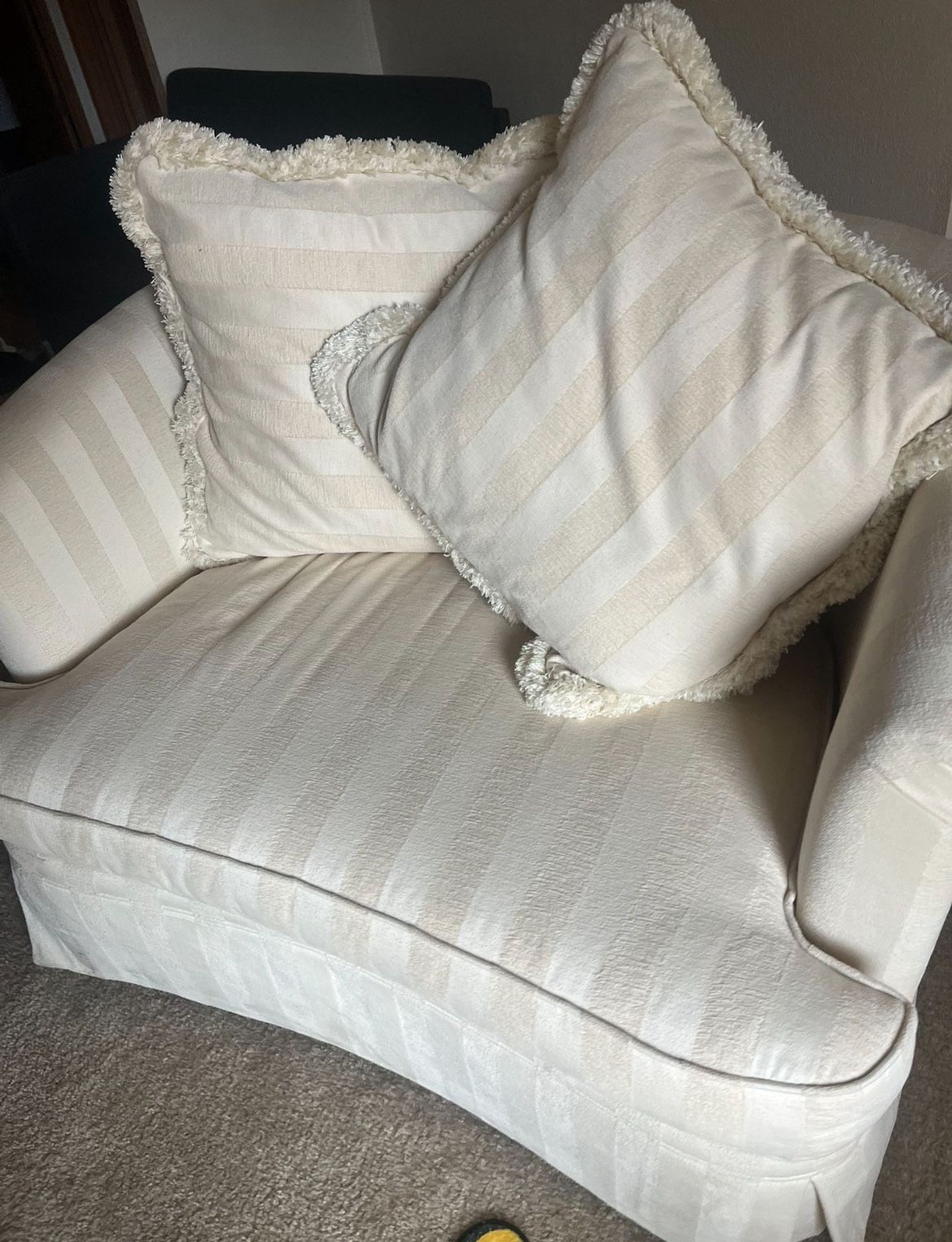 Luxurious Oversized Accent Chair with Plush Pillows – Like New! (Act Fast!)