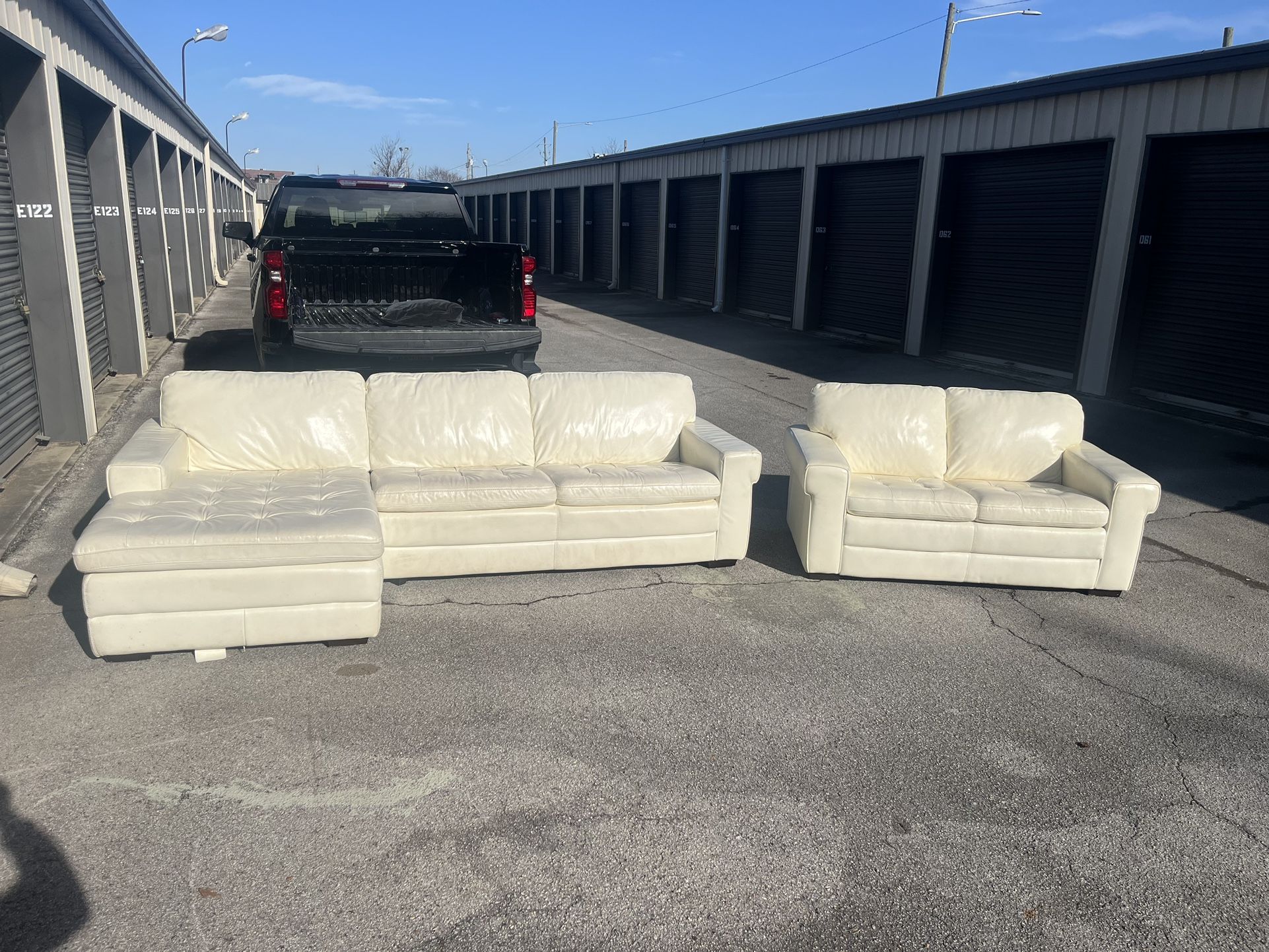 Beautiful White Sofa Set!