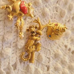Disney Pins Pooh Bear BeehiveTigger