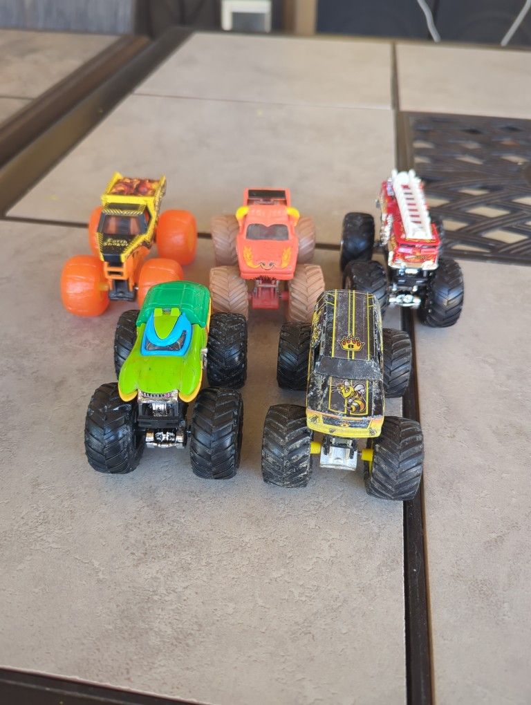 5 Moster Trocks , El Toro Loco , Earth Shaker, Fire,Queen Bee, Turtle Nija
