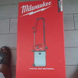Milwaukee 2 Gallon Handheld Sprayer Kit