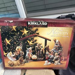 12 Piece Porcelain Nativity With Wood Crèche 