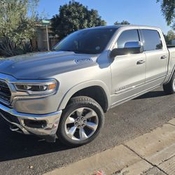 2019 RAM 1500 Limited Crew Cab 4x4 – Loaded, Low Miles!** 