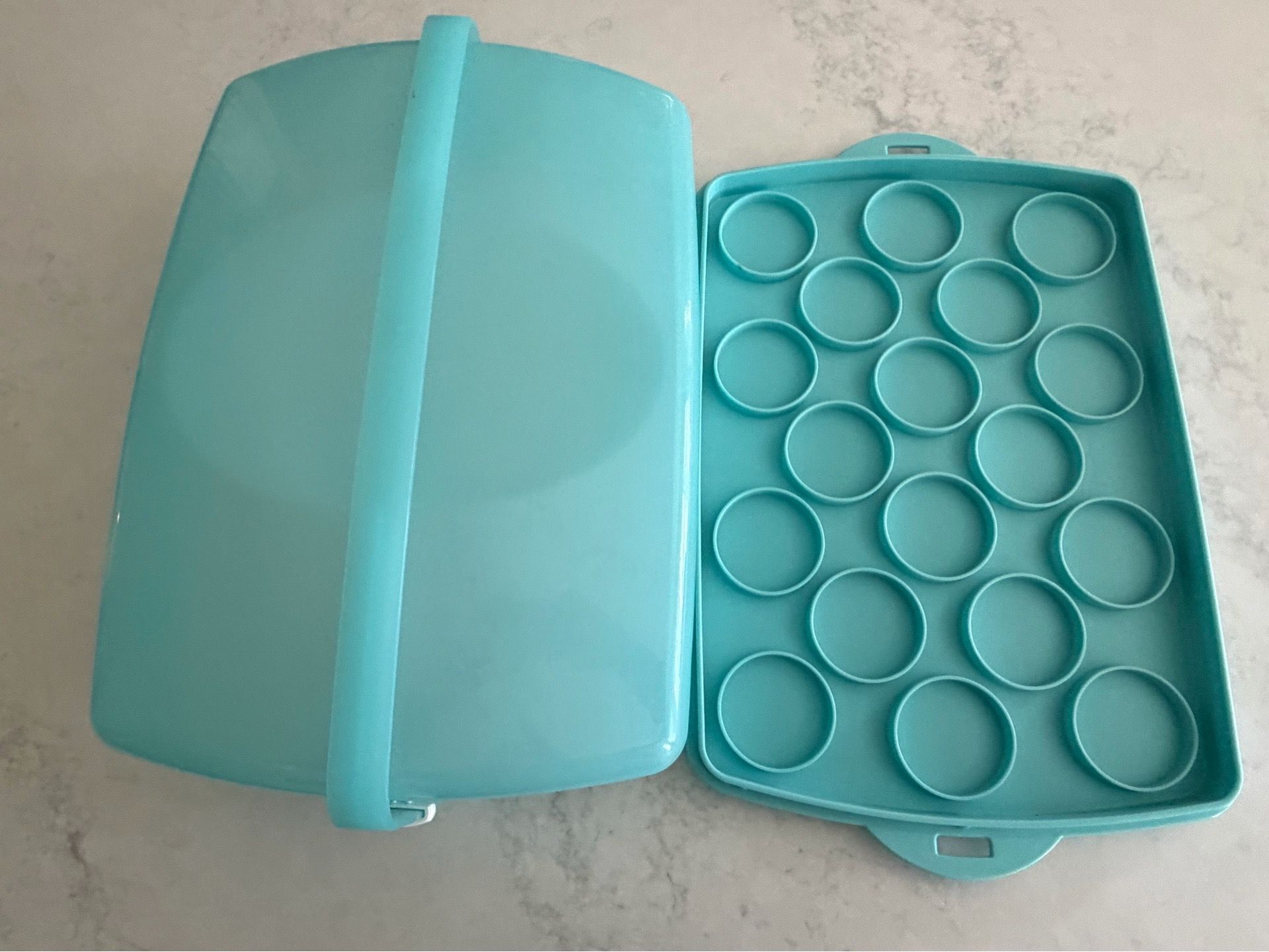 Tupperware Bake N Take Reversible 9x13 Cake & 18 Cupcake Carrier in Teak w/ Lid