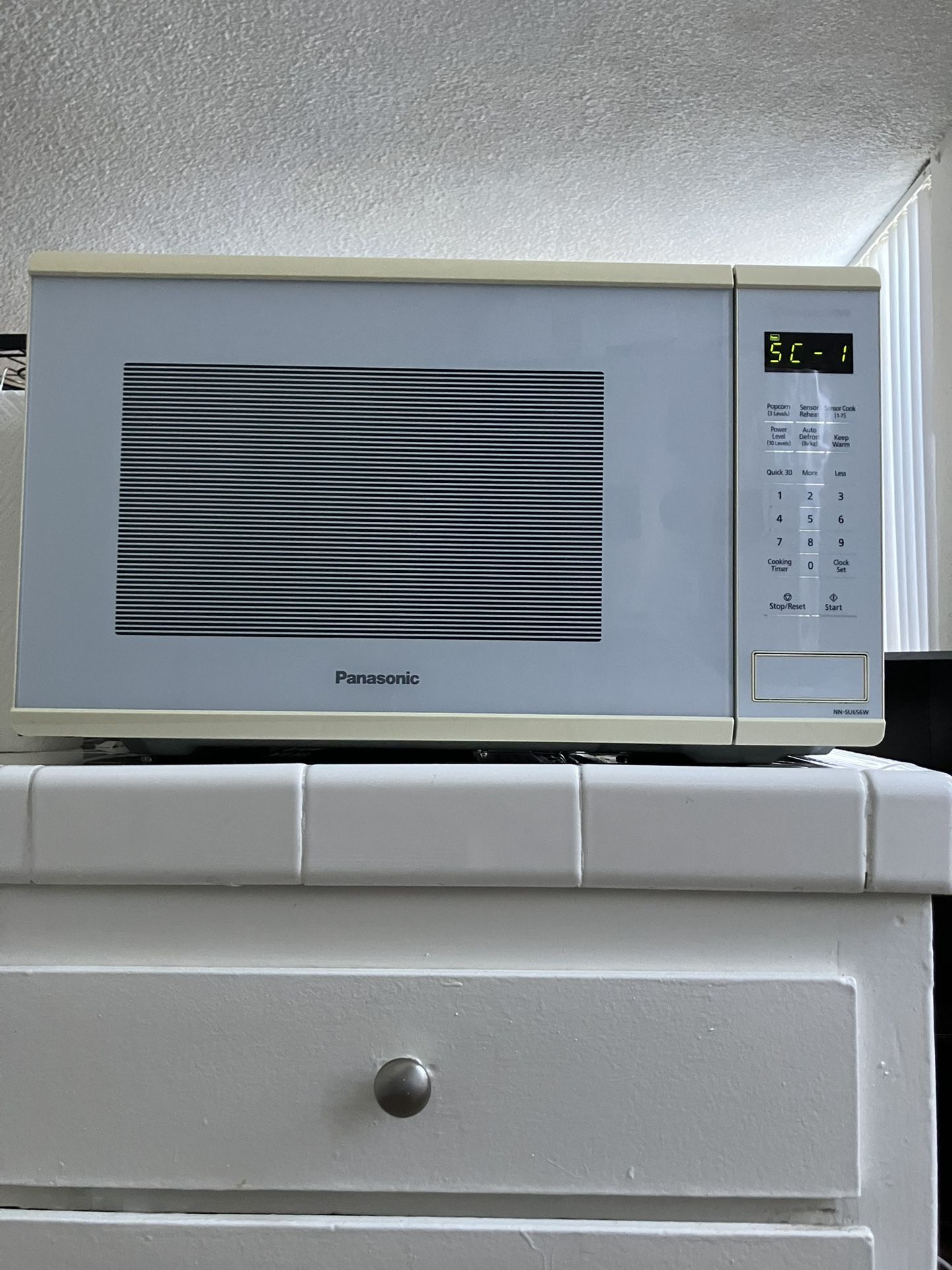 Panasonic Microwave (1.3 Cubic Foot) with FREE Sanyo Bread Toaster