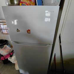 FRIGIDAIRE REFRIGERATOR