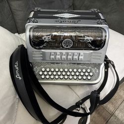 Sonola royal III accordion acordeon en FA y MI