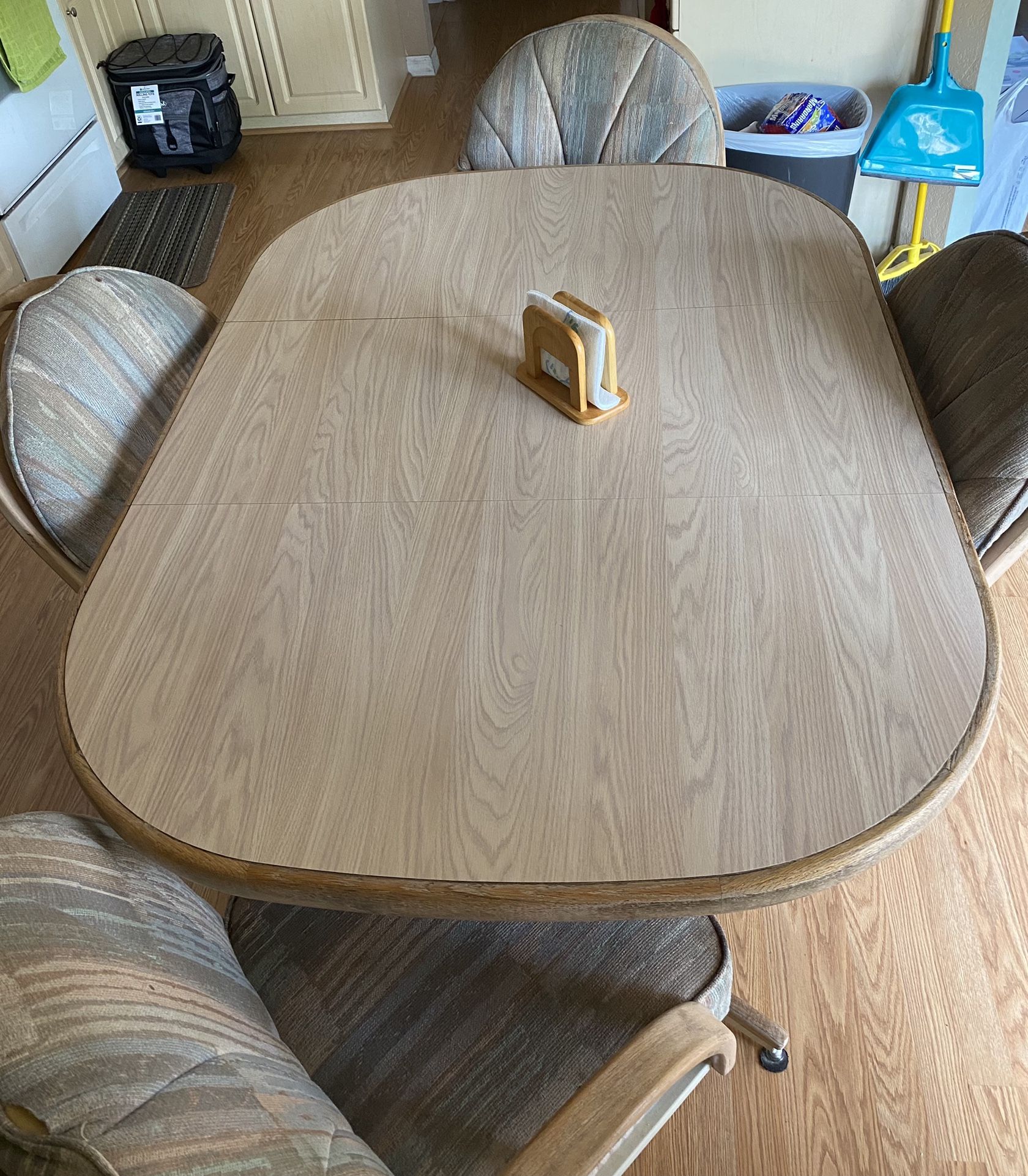 Kitchen/Dinning Table With 4 Wheelie Chairs