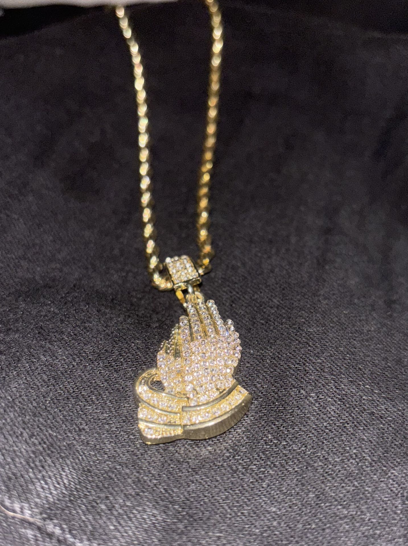 (PRAYING HANDS) Gold Pendant Chain