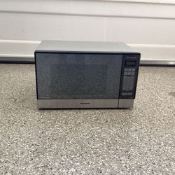 Panasonic Inverter Microwave NN-SN686S - 360 Rotating Plate For Even Cooking - CLEAN and Light Use.