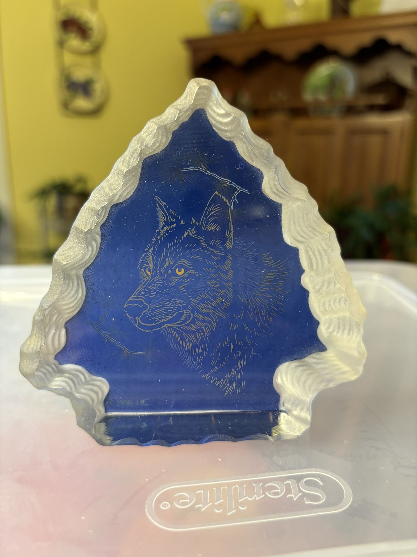 1996 HC Wolf In An Arrowhead Crystal Paperweight