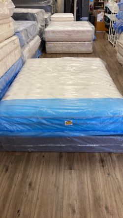 Queen size SAATVA LUXURY mattress includes boxspring!