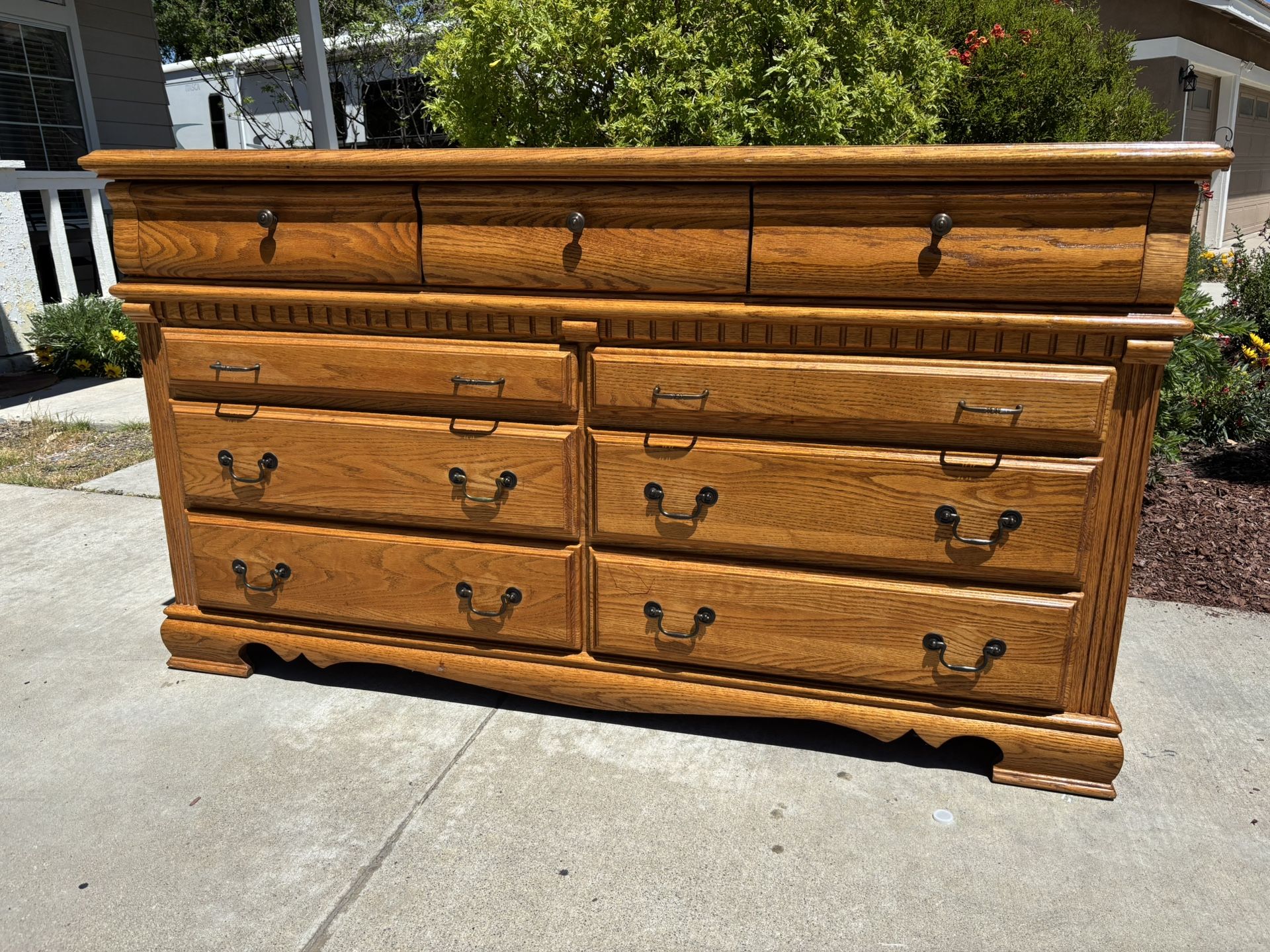 Solid Wood 9 Drawer Dresser Chest of Drawers Furniture Great Condition