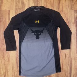 Men’s sz Small Under Armour x Project Rock Shirt Black Chase Greatness 3/4 Sleev