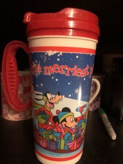 Disneyland Vintage Mickey Mouse Christmas coffee mug with closing lid ! Donald Duck, Mickey Mouse, Goofy, Pluto , sledding and presents! Disney Princ