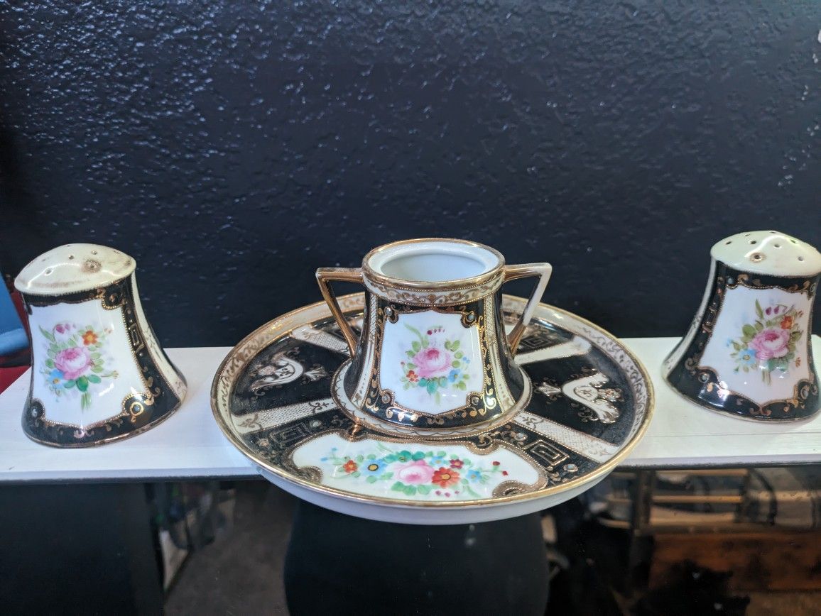 Handma Vintage Saltn Pepper  Shakers