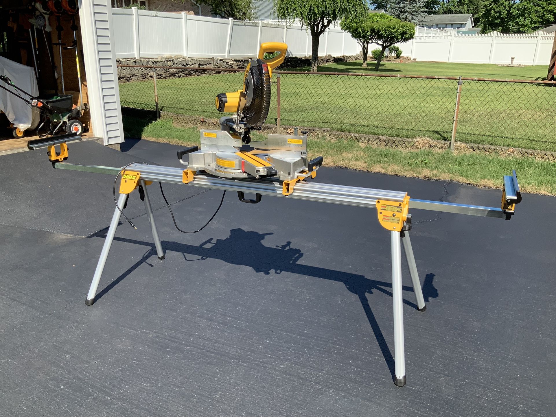 DEWALT MITER SAW STAND WITH DOUBLE BEVEL COMPOUND SAW