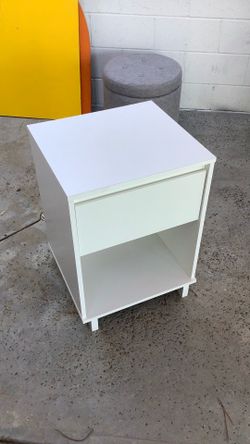 Night Stand, Lamp Stand, Drawer, Small Bedroom Dresser Drawer, One Pullout Drawer, 26” tall, 19” wide, 17” deep, PRICED TO SELL FAST! Located in La Ha