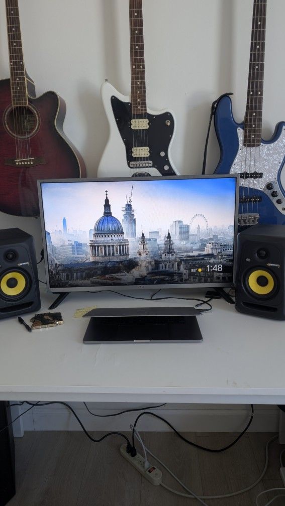 30” LG TV