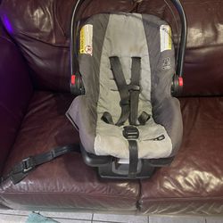 Graco SnugRide SnugLock 35 LX Infant Car Seat, Baby Car Seat Featuring TrueShield Side Impact Technology