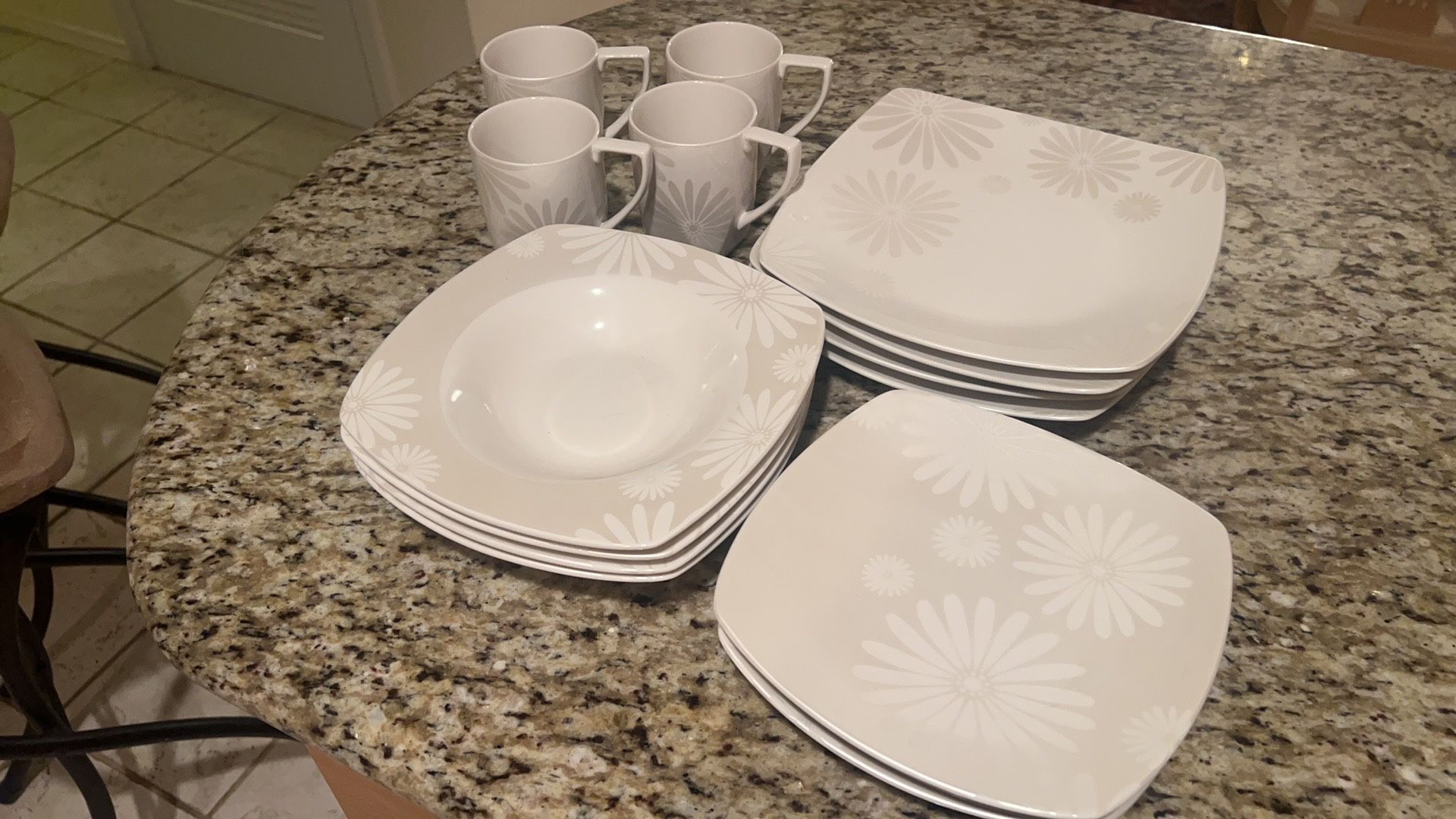 Plate Set With Cups
