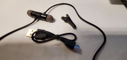 Bluetooth earbuds magnetic