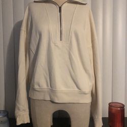 Universal Threads Creme colored sweater - size Medium 
