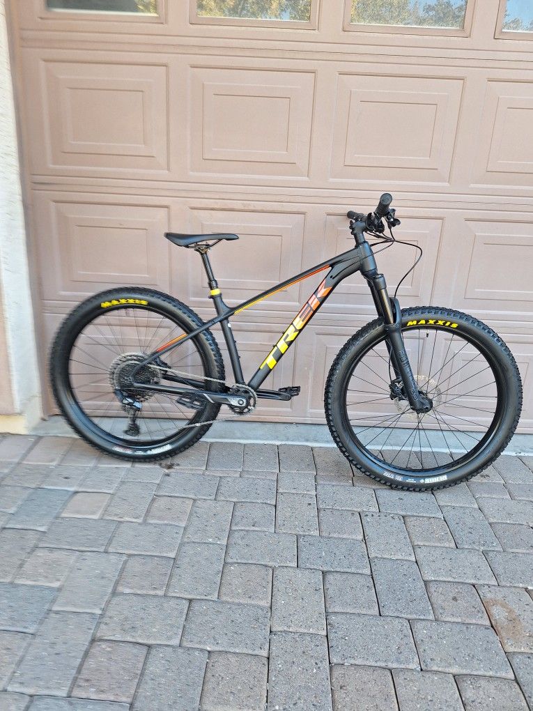 TREK ROSCOE 8 MOUNTAIN BIKE 27.5 INCH SETUP TUBELESS 12 SPEED DROPPER POST SEAT AIR SHOCK ROCKSHOX LOCKOUT ( CHECK MY OTHER BIKES)