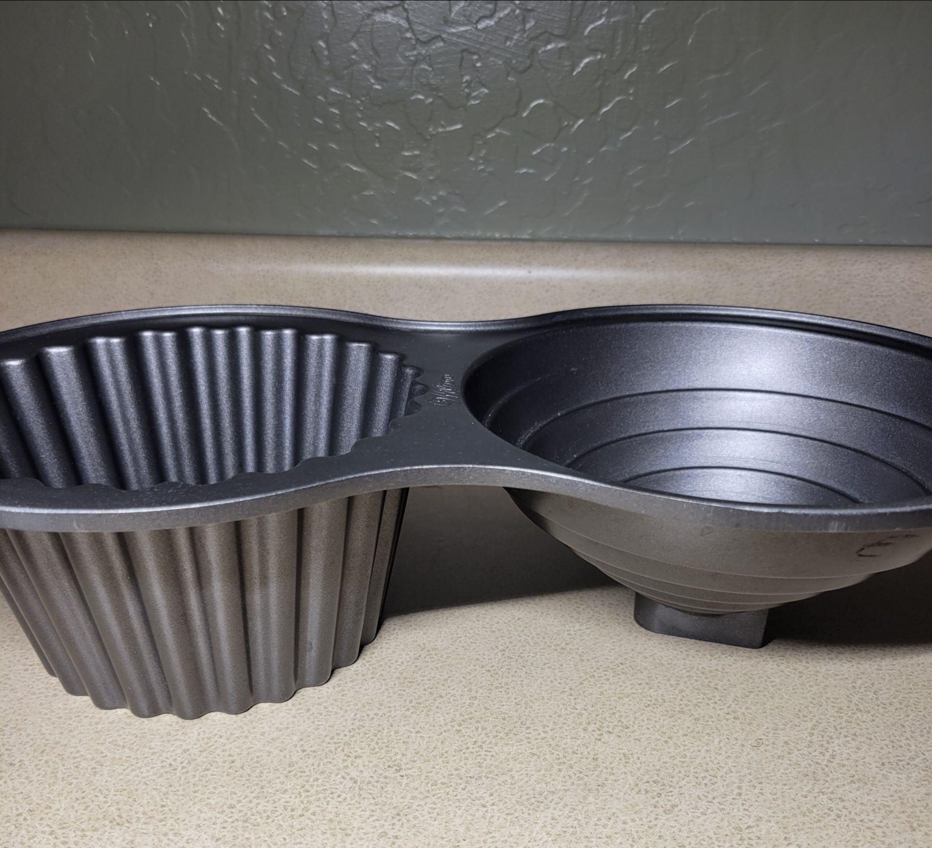 Wilton Dimensions Giant Cupcake Pan (Model #2105-5038). Ok to meet or pickup in the mornings before 12pm or anytime on Thursday, Friday, or Saturday