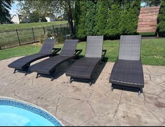 Pool lounge chairs (4)