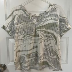 Size M Secret Treasures Vetiver Marble Print Ribbed V-Neck Top