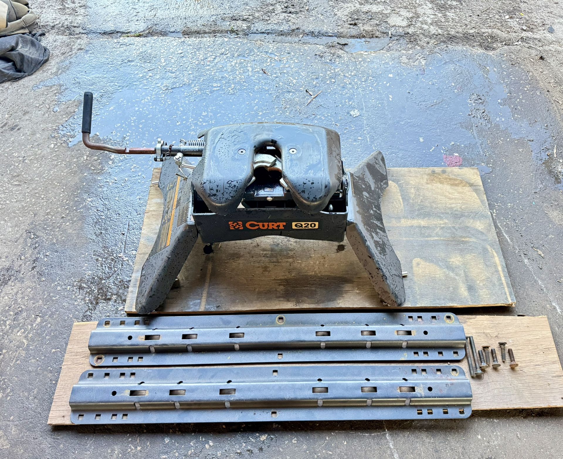 Curt 20k 5th Wheel With Universal Rails