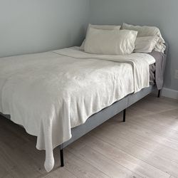 Queen Size Bed And Mattress With Mattress Protector Under