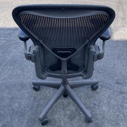 HERMAN MILLER CLASSIC AERON SIZE B FULLY LOADED CHAIR IN GREAT CONDITION ALL AROUND DELIVERY AVAILABLE FOR A FEE