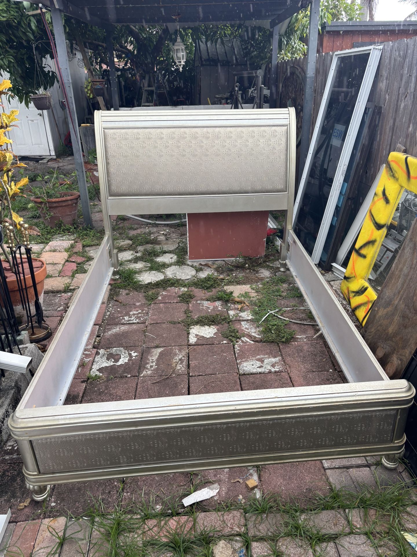 bed whit 2 end table