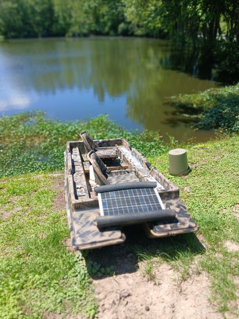 8' Fishing Boat With Solar Panel To Charge Battery.