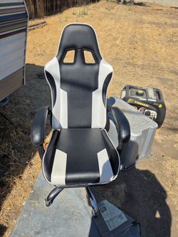 Gaming chair with putrist grid condition