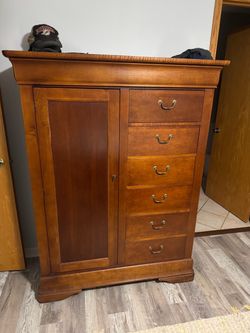 5 Piece King size bedroom set Cherry finish - 2 nightstands, Gentlemans Chest, headboard, footboard and dresser