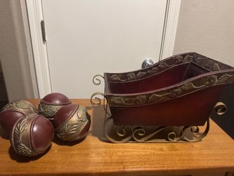 Vintage Christmas sleigh with 4 decorative balls. Burgundy with green goldesh leaf detailing. #christmas The measurements for the sleigh are 14”Lx 8”