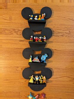 Mickey Mouse Shelf with 18 Disney Figures