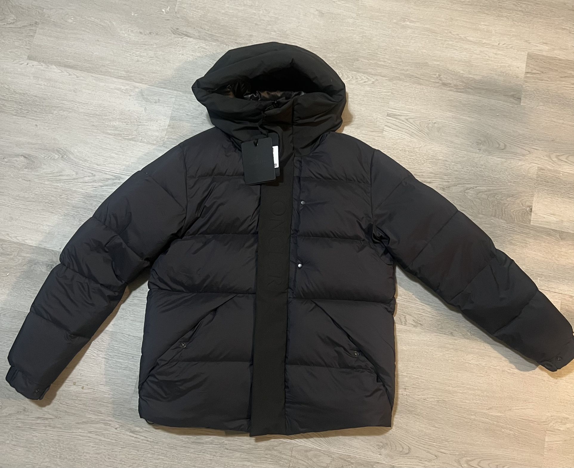 MONCLER MADEIRA HOODED SHORT DOWN JACKET