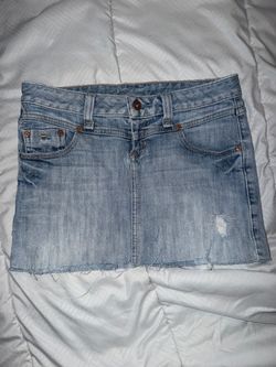 guess jeans light-wash denim mini skirt features distressed details and a raw, frayed hem size 26