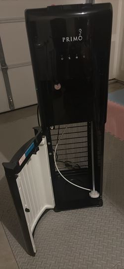 Carseat and water dispenser