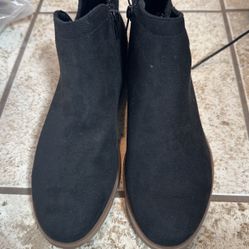 Women’s Size 6 Boots Brand New