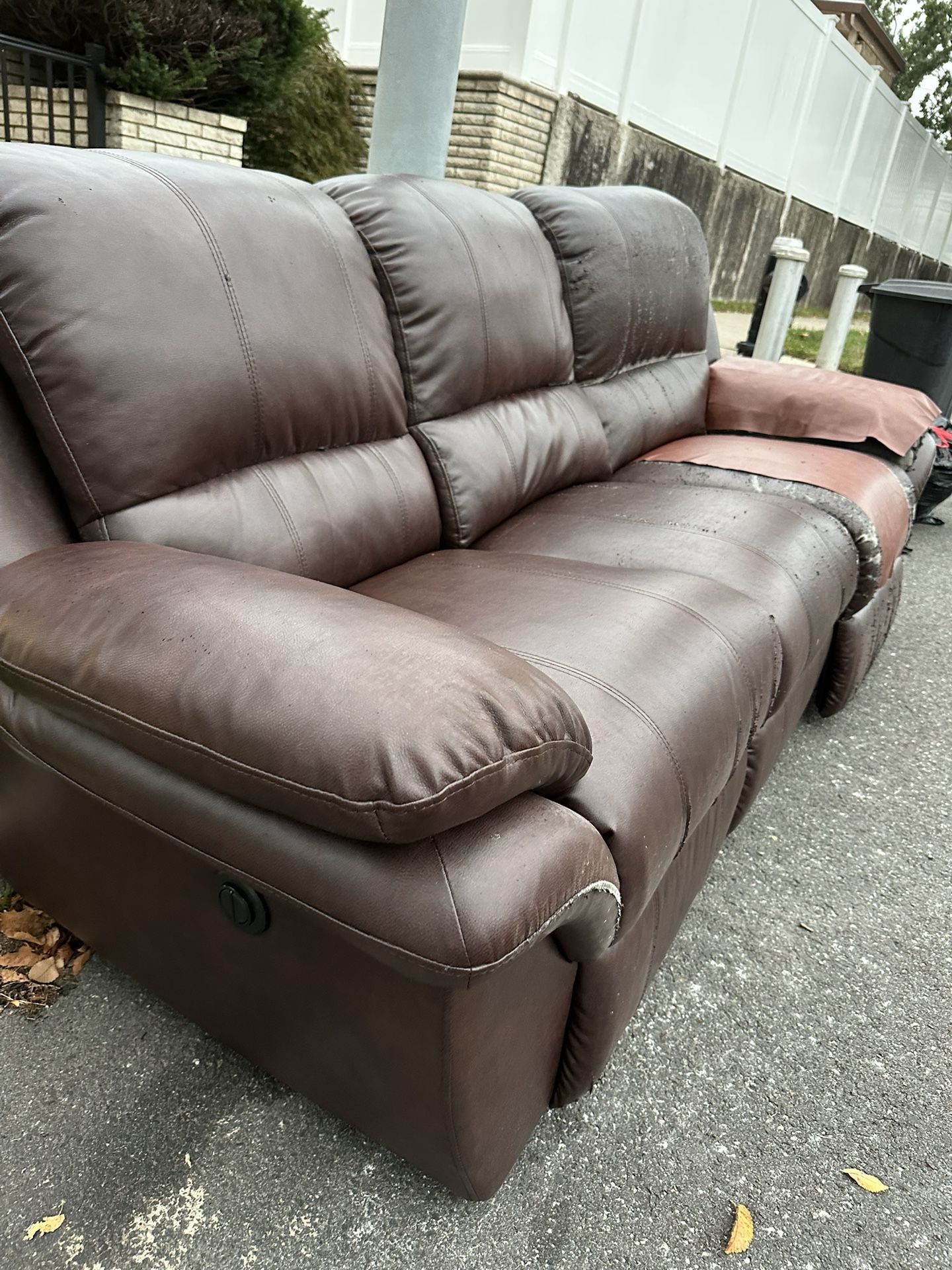 Need Gone Will Negotiates 3 Seated Couch