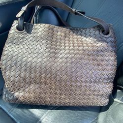 Bottega Veneta color brown. Size Large