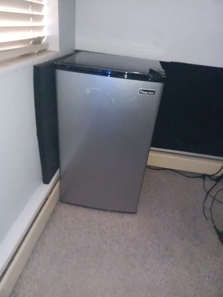Magic Chef Mini Fridge 18.5 Inch Width 3.5 Ft Tall