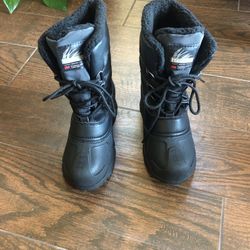 Itaska Kids Size 3 Snowboot.